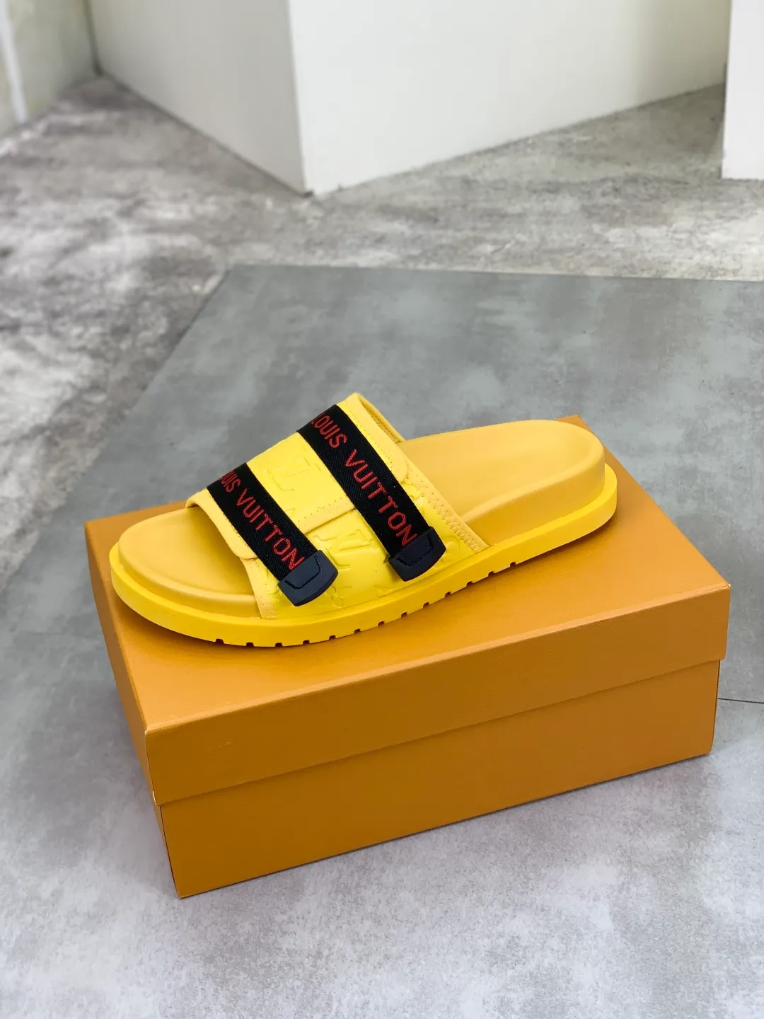 Men's shoes 💰P320💰【New style】🆘 Original quality 【LOUIS VUITTON】The popular Louis Vuitton LV men's slippers on the official website are on sale simultaneously! Original fabric imported from Italy, original factory special supply, code number: 38-44 (45 customized), many colors available